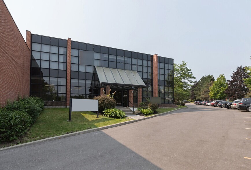 More Photos Of 65 W Beaver Creek Rd, Richmond Hill Warehouse For Lease