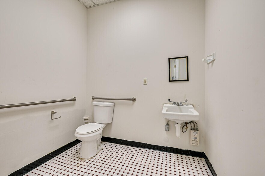 More Photos Of 22 Meridian Rd, Edison Medical For Sale