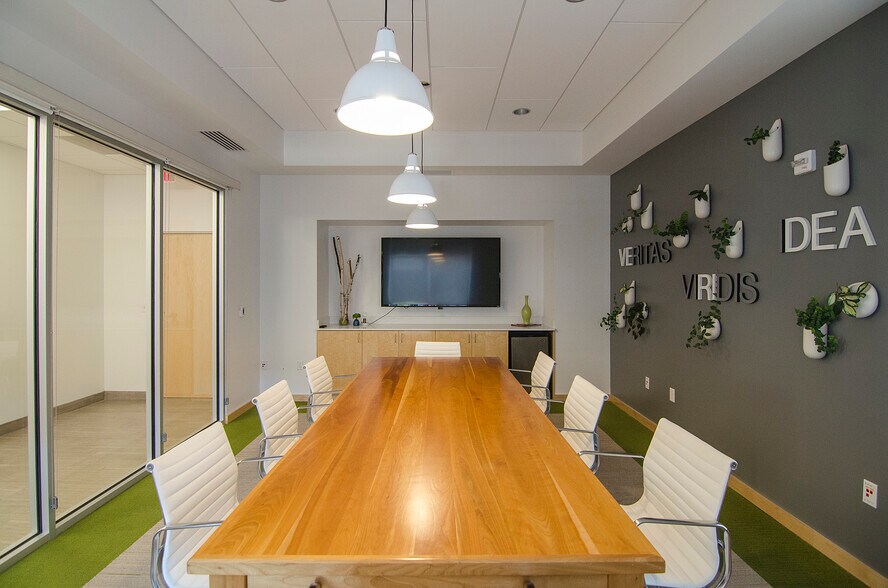 More Photos Of 857 W Washington St, Marquette Office Residential For Lease