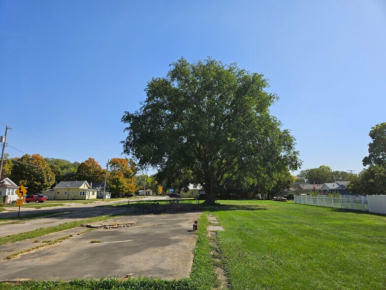 More Photos Of 1245 E Bluff St, Marseilles Freestanding For Sale