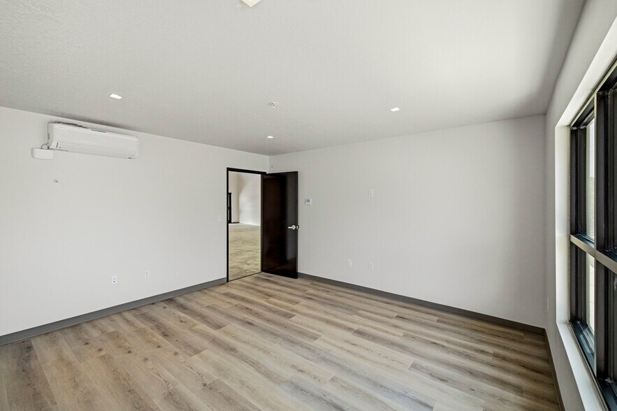 More Photos Of 1093 N Parkinson St, Eagle Light Distribution For Sale