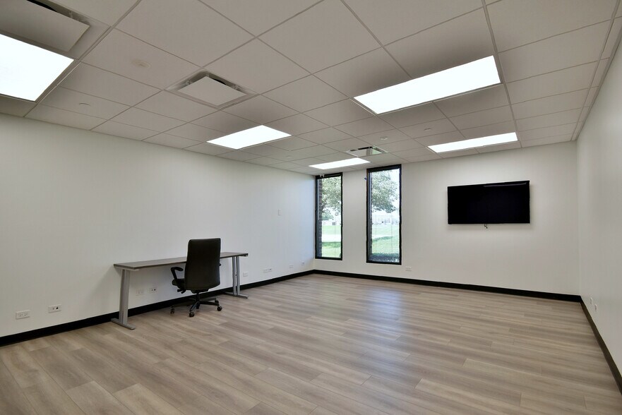 More Photos Of 6363 W 73rd St, Bedford Park Manufacturing For Lease