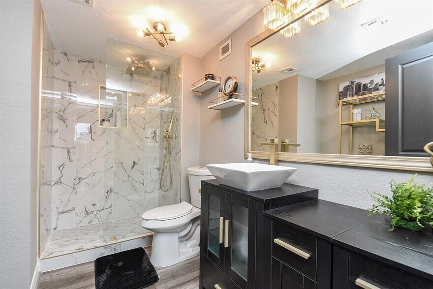 More Photos Of 2016 Main St, Houston Apartments For Sale