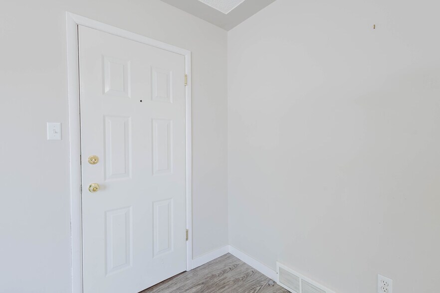 More Photos Of 8504 98 St NW, Edmonton Apartments For Sale