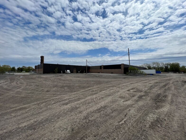 More Photos Of 3800 Boul Du Tricentenaire, Montréal Warehouse For Sale