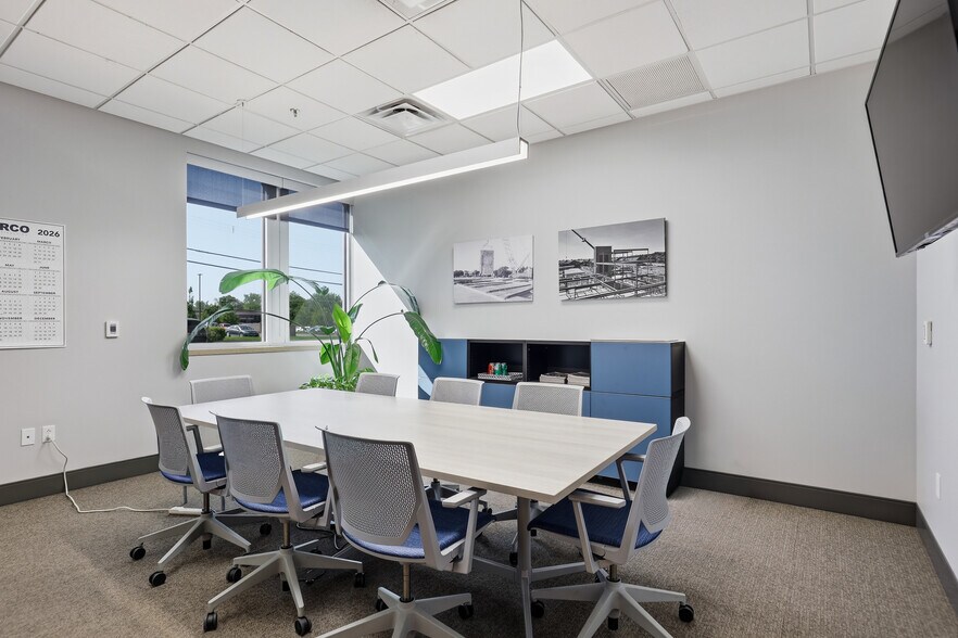 More Photos Of 900 N Rock Hill Rd, Saint Louis Office For Sale