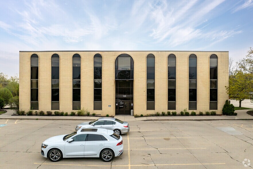 More Photos Of 121 Fairfield Way, Bloomingdale Unknown For Lease