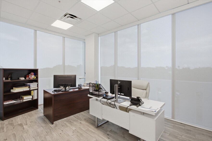 More Photos Of 10450 NW 33rd St, Doral Office For Sale