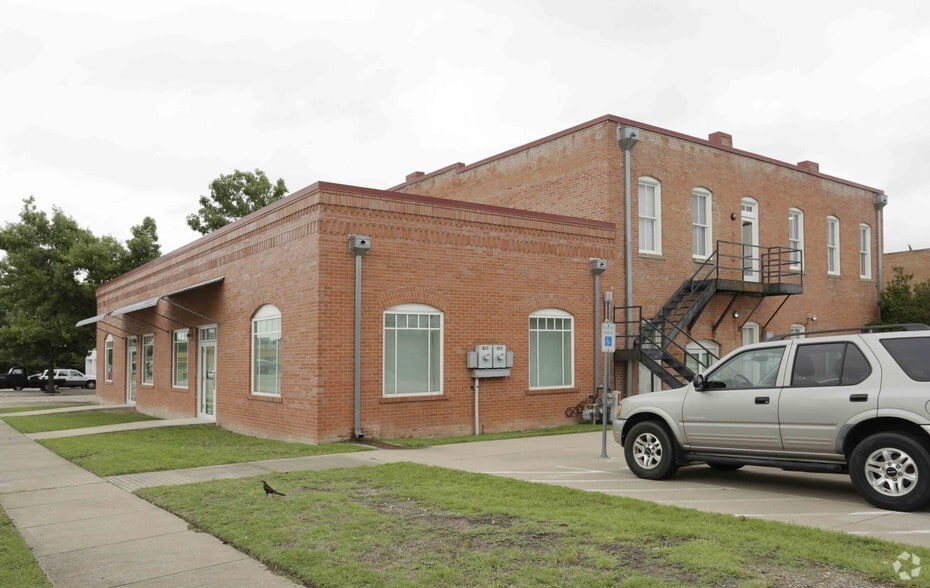 More Photos Of 125 W Main St, Allen Office For Lease