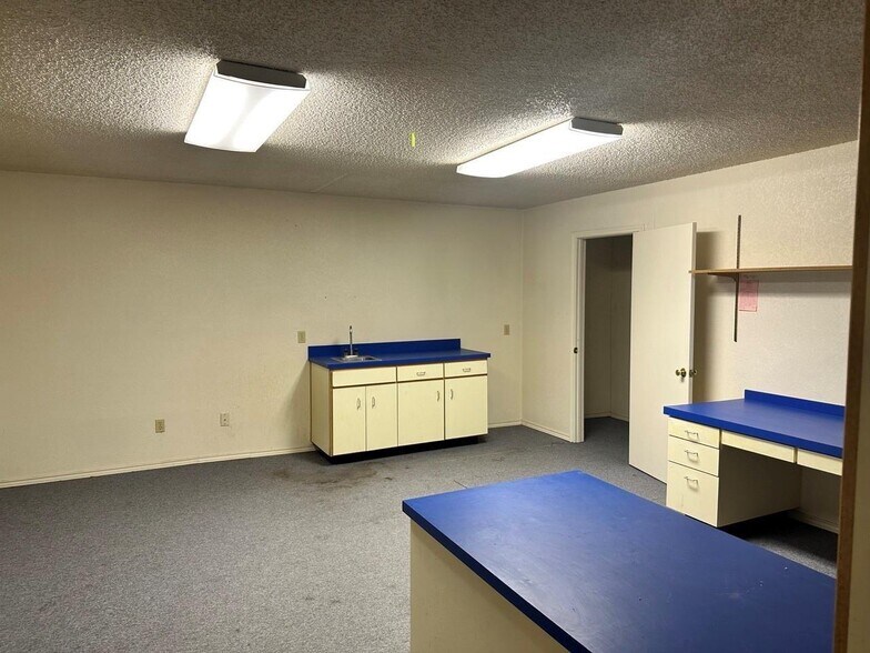 More Photos Of 214 N Mason St, Bowie General Retail For Sale