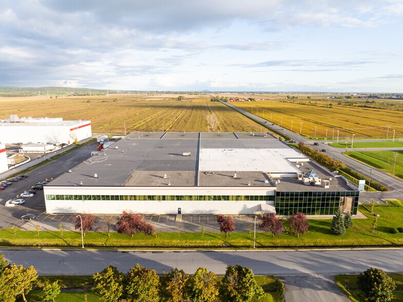 More Photos Of 40 Ch Du Tremblay, Boucherville Warehouse For Lease