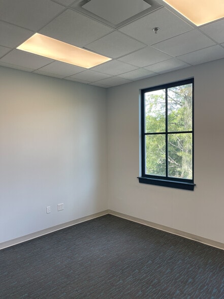 More Photos Of 295 Seven Farms Dr, Daniel Island Office For Lease