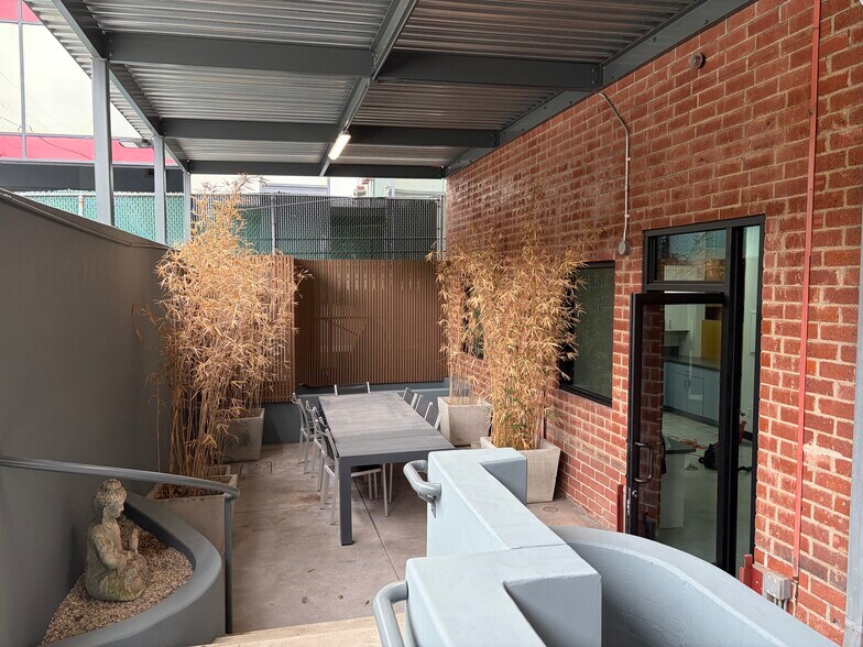 More Photos Of 2558 Overland Ave, Los Angeles Office For Lease