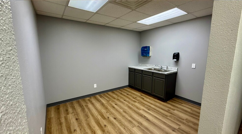 More Photos Of 1509 S County Road 1309, Midland Warehouse For Lease