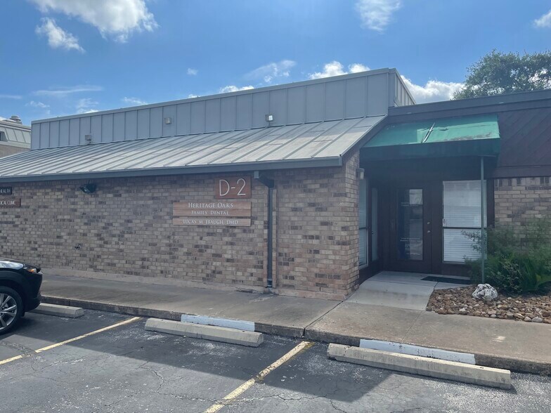 More Photos Of 711 W 38th St, Austin Unknown For Lease