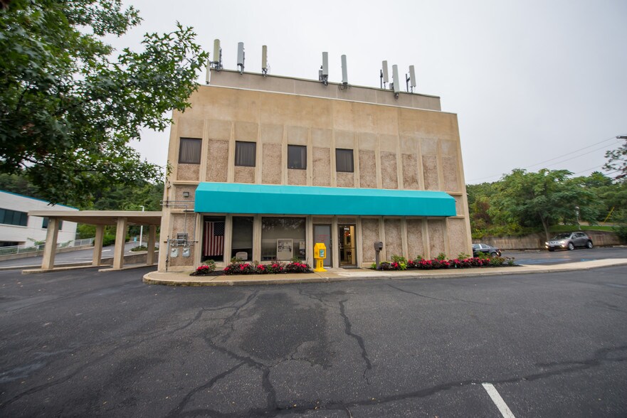 More Photos Of 996 W Jericho Tpke, Smithtown Office For Lease