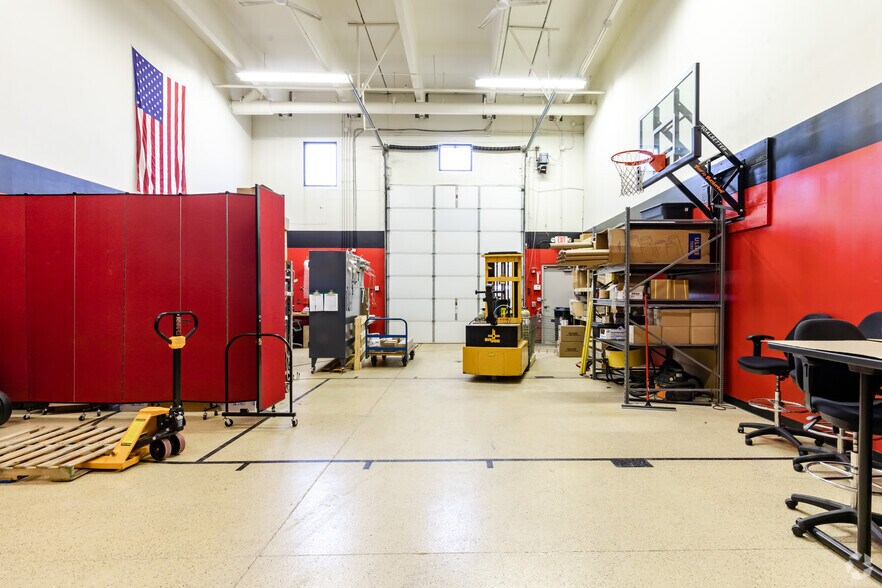 More Photos Of 761 N 17th St, St Charles Light Distribution For Lease