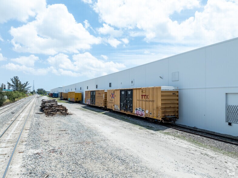 More Photos Of 11825 NW 100th Rd, Medley Warehouse For Lease