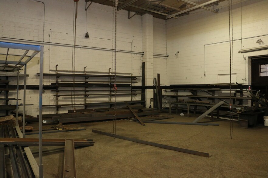 More Photos Of 28530 Reynolds St, Inkster Manufacturing For Sale