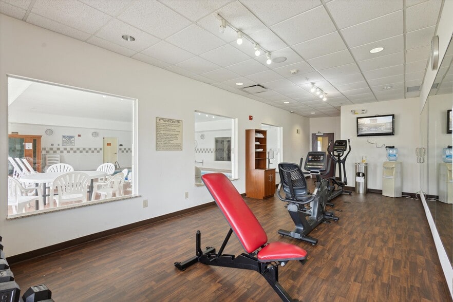More Photos Of 2750 Fortune Cir W, Indianapolis Hotel For Sale