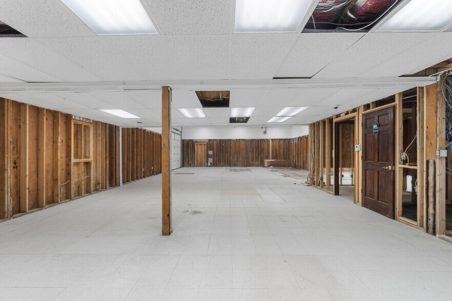 More Photos Of 5814 Calumet Ave, Manitowoc General Retail For Sale