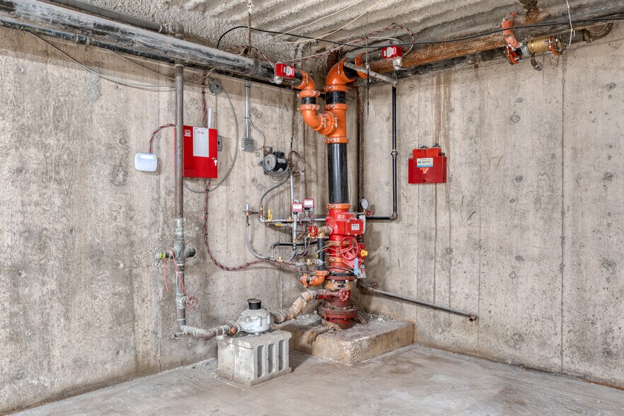 More Photos Of 6050 Don Murie St, Niagara Falls Warehouse For Lease