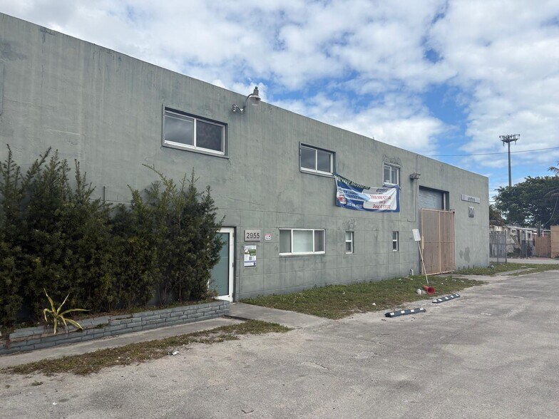 More Photos Of 2955 NW 75th St, Miami Warehouse For Sale