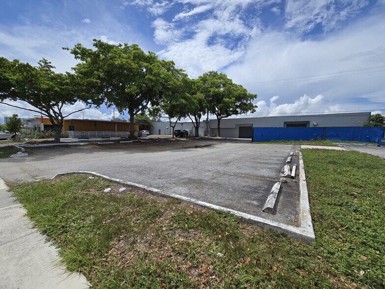 More Photos Of 52 SW 5th Ct, Pompano Beach Manufacturing For Lease