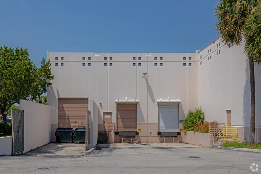More Photos Of 301-321 Goolsby Blvd, Deerfield Beach Warehouse For Lease