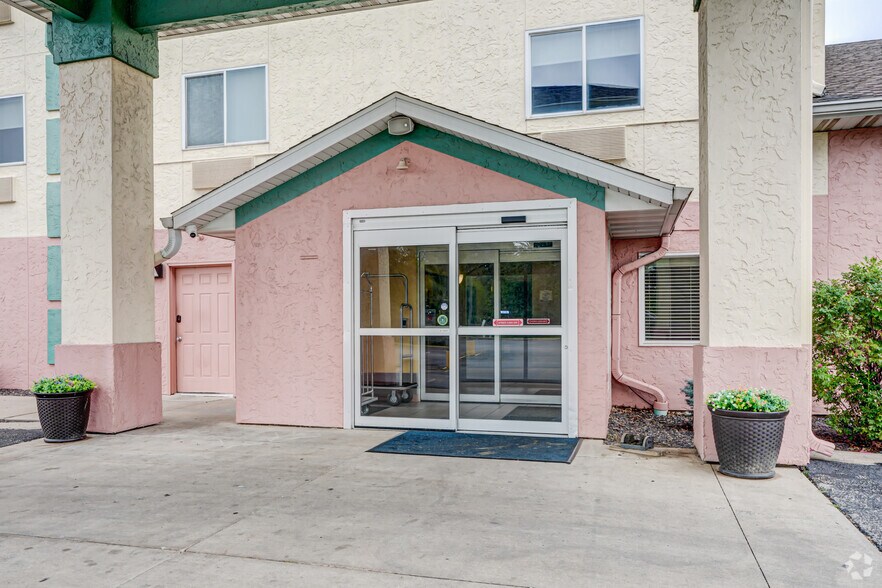 More Photos Of 2285 Washington St, Galesburg Hotel For Sale
