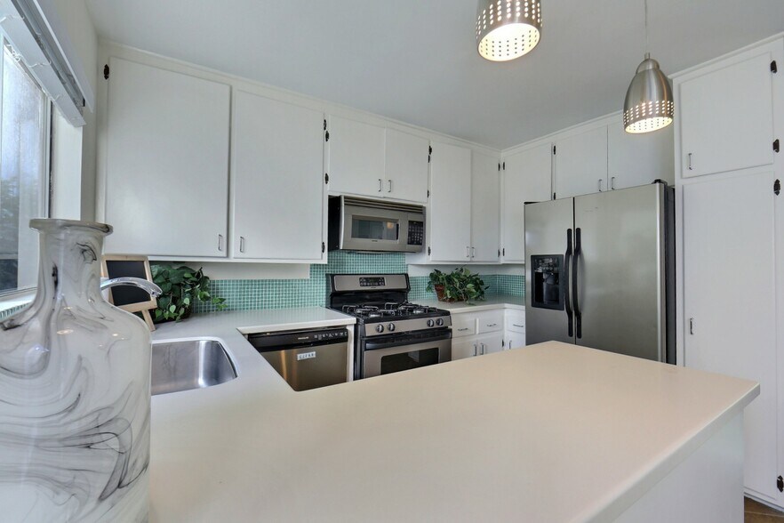 More Photos Of 534 Broadway St, Venice Apartments For Sale