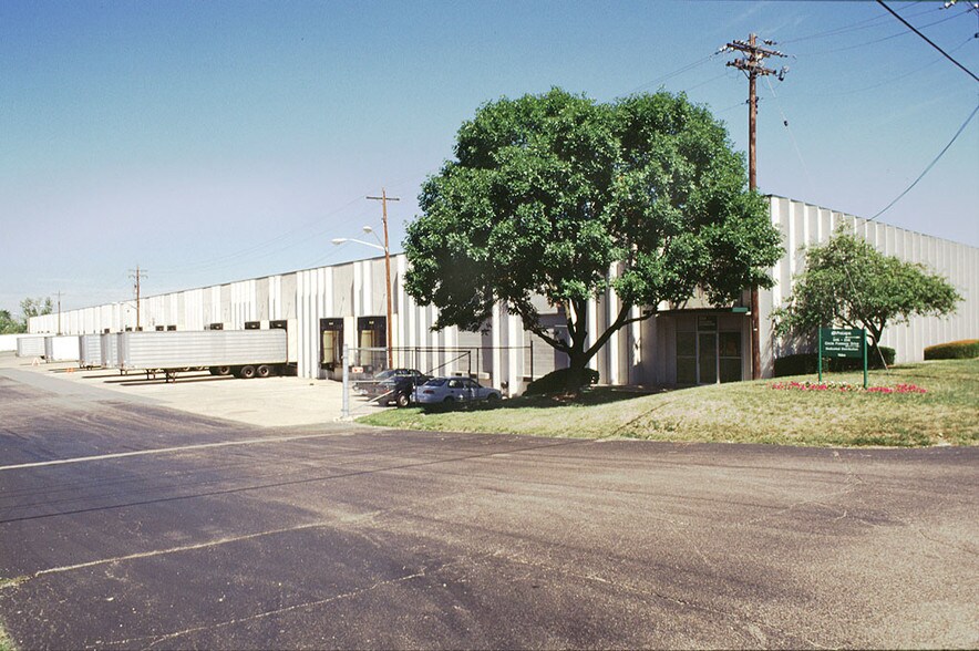 More Photos Of 246-256 Circle Freeway Dr, Cincinnati Warehouse For Lease