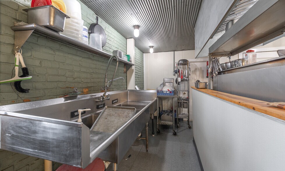 More Photos Of 305 S Alvarado Ave, Belle General Retail For Sale