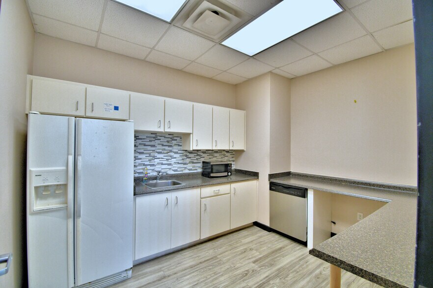 More Photos Of 43344 Highway 27, Davenport Coworking Space