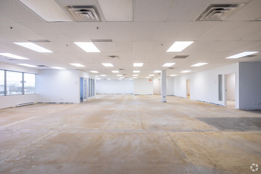 More Photos Of 4451-4479 Laval Aut W, Laval Showroom For Lease