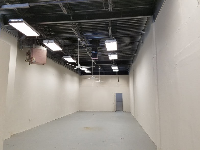 More Photos Of 18775 N Frederick Rd, Gaithersburg Warehouse For Lease