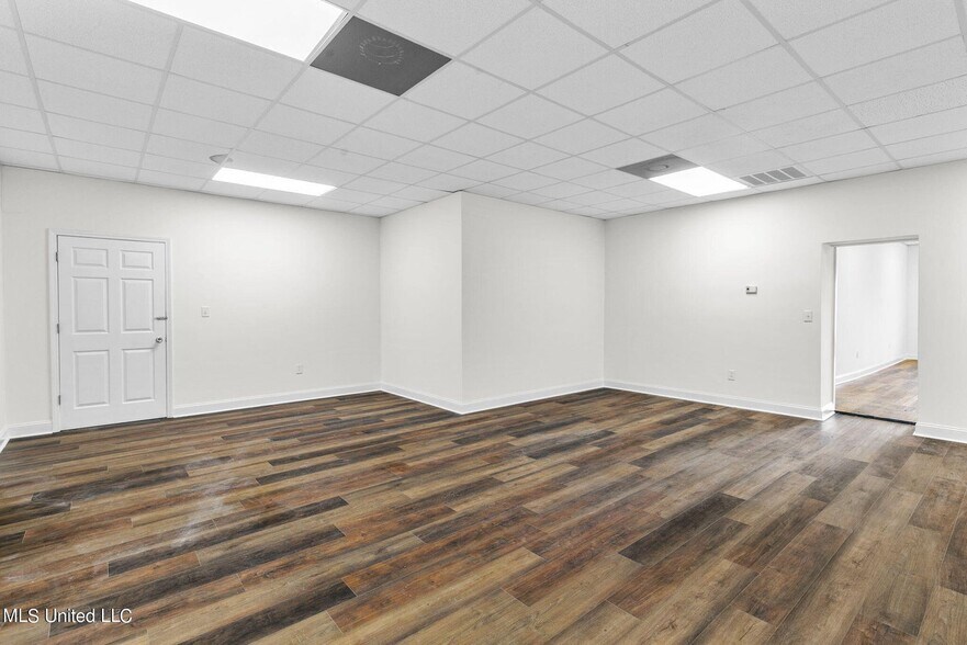 More Photos Of 148 Weisenberger Rd, Madison Flex For Lease