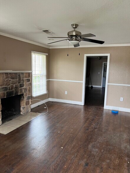 More Photos Of 2513 E Union Bower Rd, Irving Warehouse For Lease