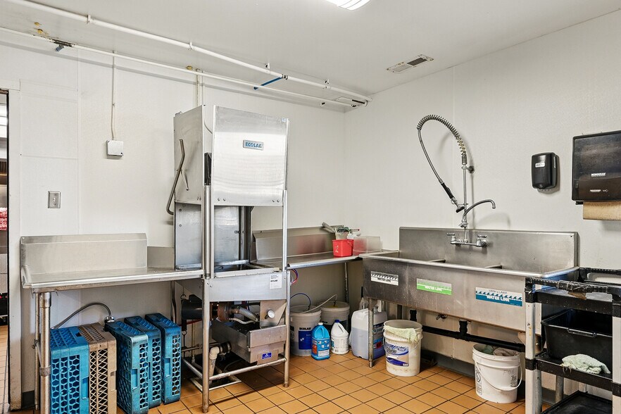 More Photos Of 91 E Main St, Bicknell Hotel For Sale