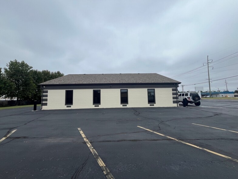 More Photos Of 1001 N Council Rd, Oklahoma City Office For Lease