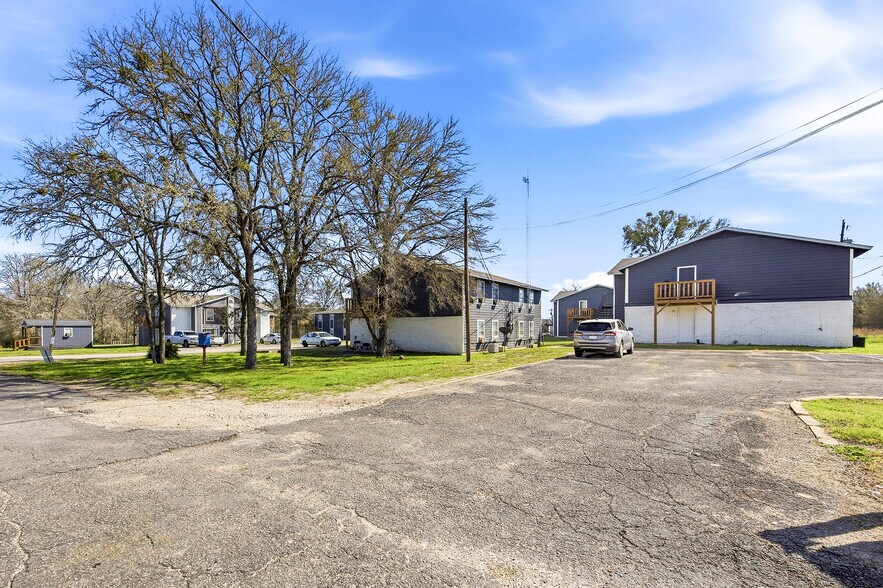 More Photos Of 1105 Westwood Ln, Giddings Apartments For Sale