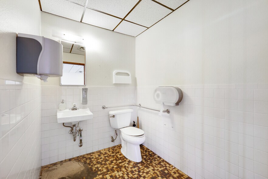 More Photos Of 11211 E Sprague Ave, Spokane Valley Storefront For Sale