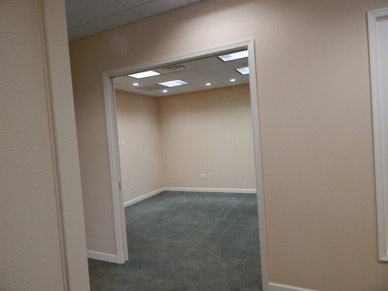 More Photos Of 1561 Main St, Sarasota Storefront Retail Office For Lease