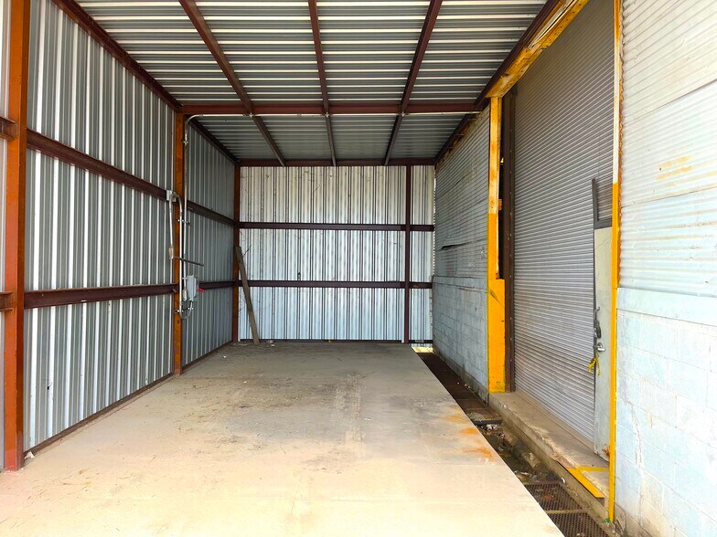 More Photos Of 1208 Peters Rd, Harvey Warehouse For Lease