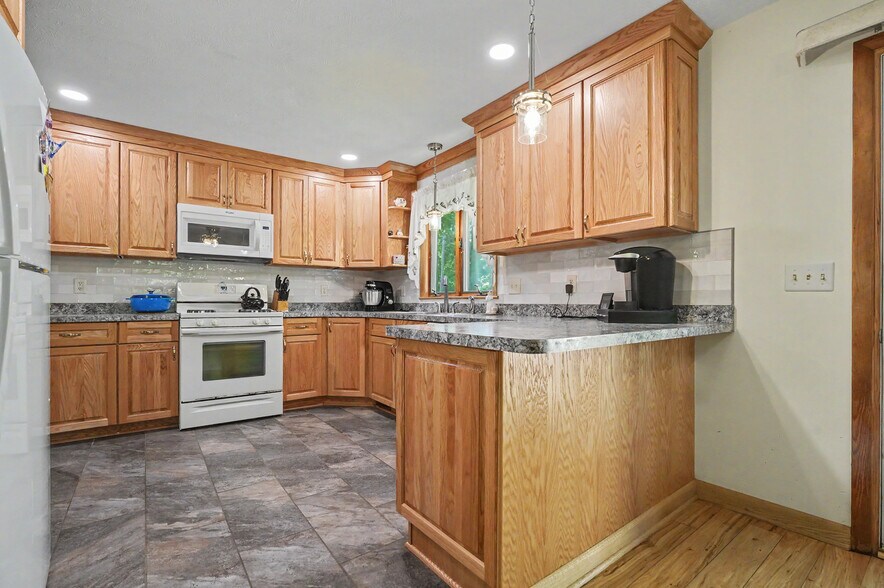 More Photos Of 4250 Herr Fieldhouse Rd, Southington Veterinarian Kennel For Sale