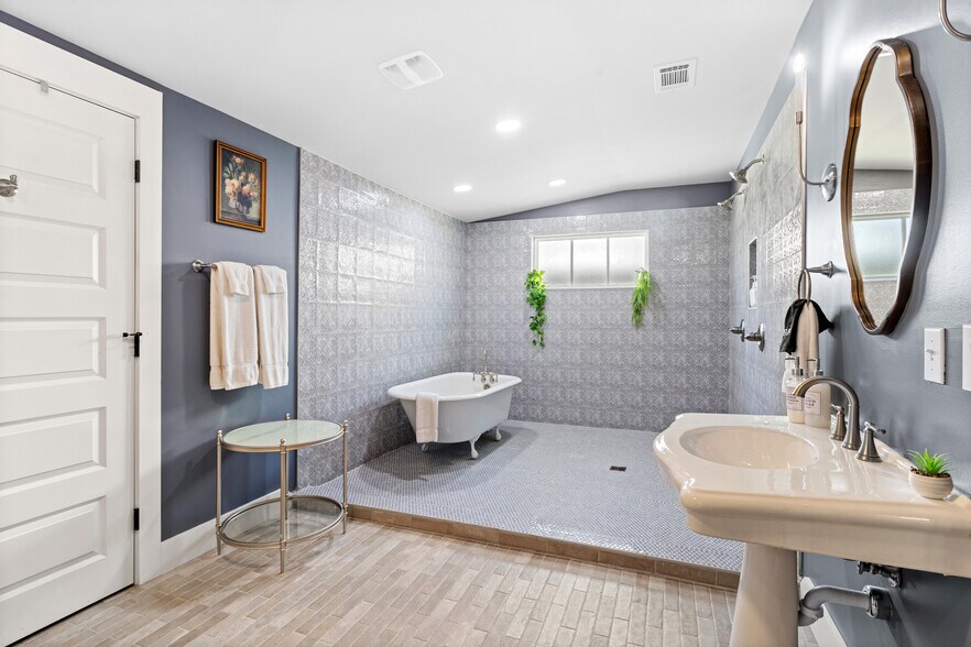 More Photos Of 782 Water St, Biloxi Office For Sale