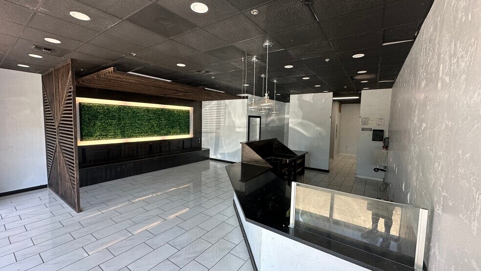 More Photos Of 12620 SE 38th St, Bellevue Storefront For Lease