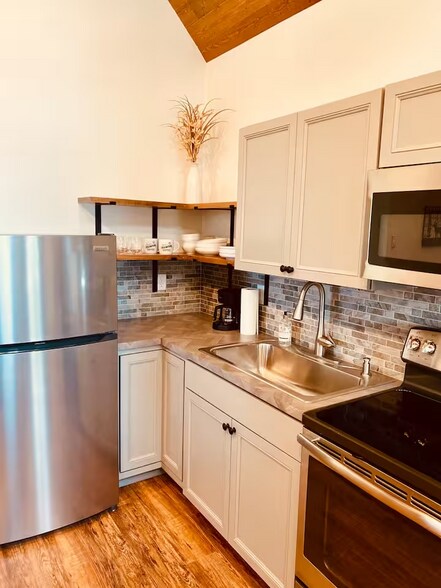 More Photos Of 100 Elk Ridge Trl, Lakeside Specialty For Sale