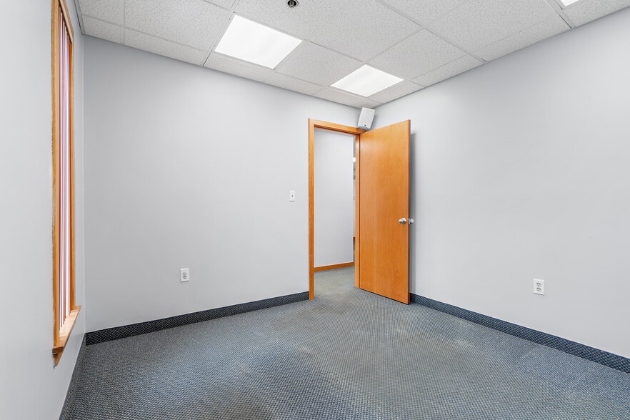More Photos Of 323 Boston Post Rd, Sudbury Office For Lease