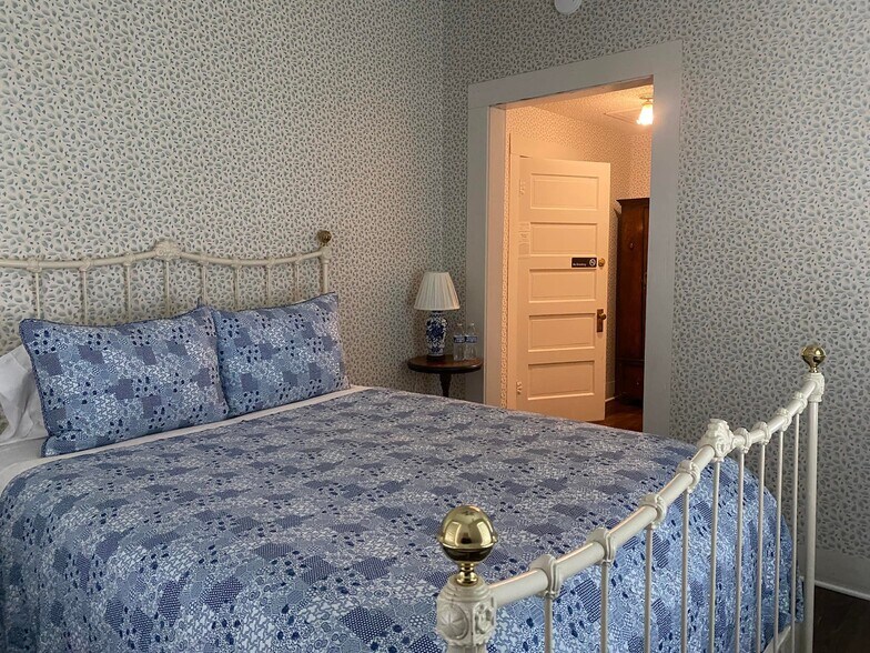 More Photos Of 205 SW Barnard St, Glen Rose Hotel For Sale